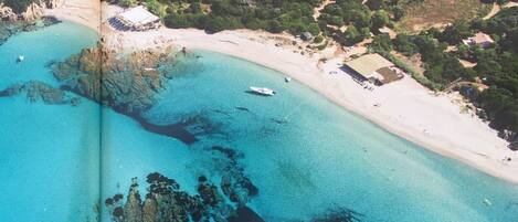 Ranta lähistöllä, aurinkotuoleja