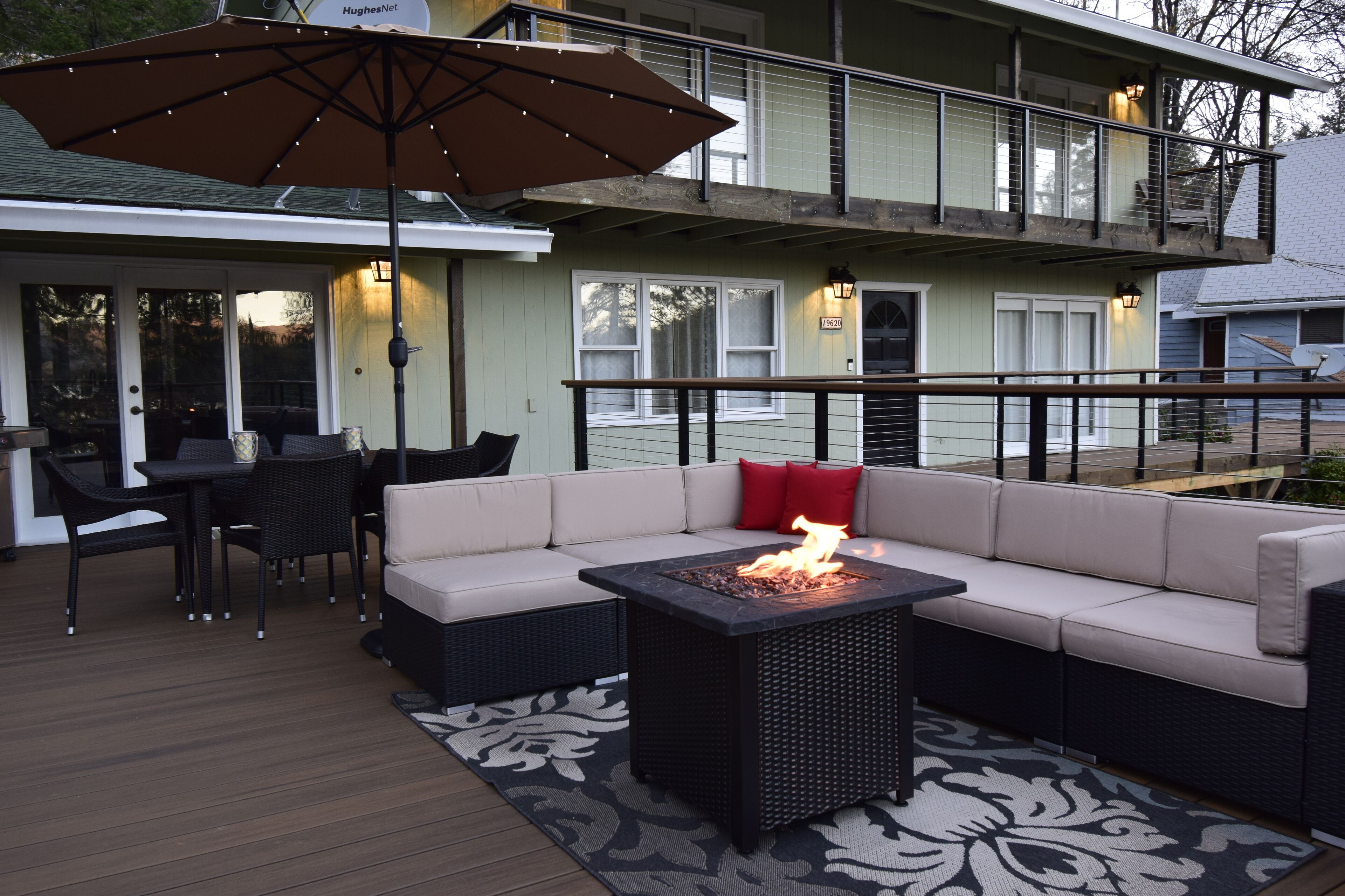 Views of Shasta Lake and within walking distance to Sugarloaf Marina