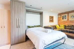 1 bedroom, iron/ironing board, Internet - Cocoa Suites 62 - York city centre studio (sleeps 2) (York)