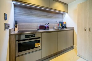 Fridge, microwave, oven, stovetop - Cocoa Suites 62 - York city centre studio (sleeps 2) (York)