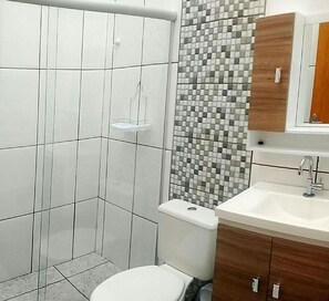 Shower - Heated Pool, Billiards, Air Conditioning, NetFlix, WiFi. min from Park Thermas (v olp) (OLÍMPIA)