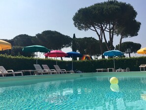 حمّام سباحة خارجي