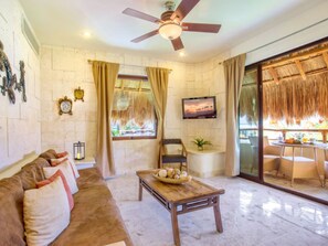 Televisión de pantalla plana y juguetes 