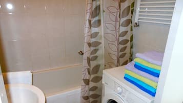 Chuveiro/banheira combinados, secador de cabelo, toalhas de banho