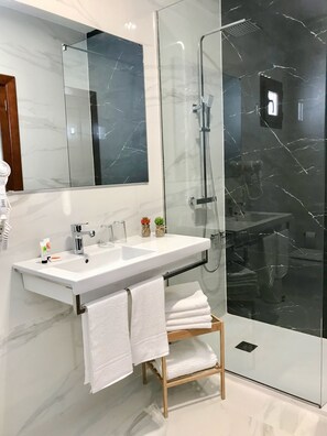 Douche, sĂšche-cheveux, bidet, serviettes fournies