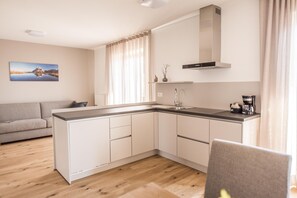 Refrigerador, microondas, placa de cocina, lavavajillas