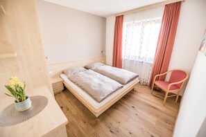 2 habitaciones, tabla de planchar con plancha y cuna de viaje 