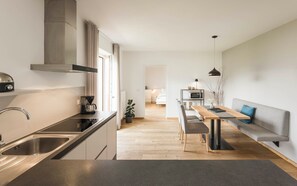 Køleskab, mikrobølgeovn, kogeplade, opvaskemaskine
