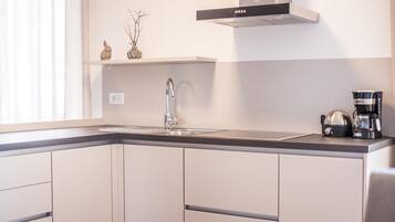 Kühlschrank, Mikrowelle, Herdplatte, Geschirrspüler