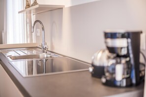 Kühlschrank, Mikrowelle, Herdplatte, Geschirrspüler