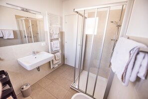 تجهيزات دش، مجففات شعر، مراحيض شطف، مناشف