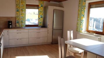 JÀÀkaappi, mikroaaltouuni, uuni, liesi