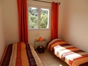 2 slaapkamers, een strijkplank/strijkijzer