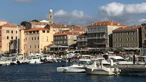 A marina with boats docked, surrounded by historic buildings with red-tiled roofs. - Propriano T3 50 m2 - magnificent view of the Gulf of Valinco and swimming pool (Propriano)