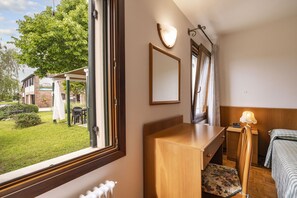 2 Schlafzimmer, Schreibtisch, Bügeleisen/Bügelbrett, Reisekinderbett