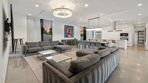 Smart-TV, Kamin, Tischtennisplatte