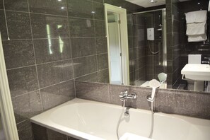 Bathtub, hair dryer - Luxury 5-star cottage near the Cornish coast on the Bonython Estate, Lizard Peninsula (Helston)