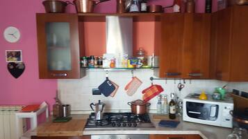Microwave, dishwasher, coffee/tea maker, cookware/dishes/utensils