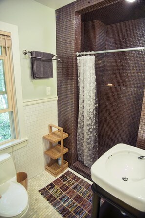 Douche, sèche-cheveux, serviettes fournies, savon