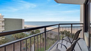 Un balcón con vista a la playa y al océano.