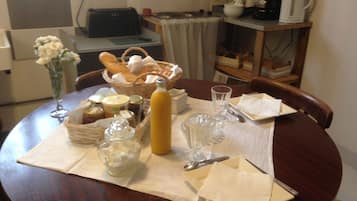 Free continental breakfast on weekdays