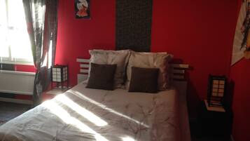 Room, 1 Double Bed (Ouest) | 1 bedroom, individually decorated, individually furnished, desk