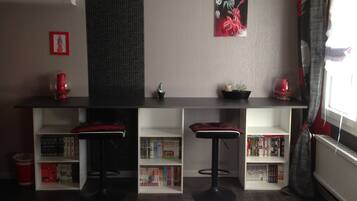 Room, 1 Double Bed (Ouest) | 1 bedroom, individually decorated, individually furnished, desk