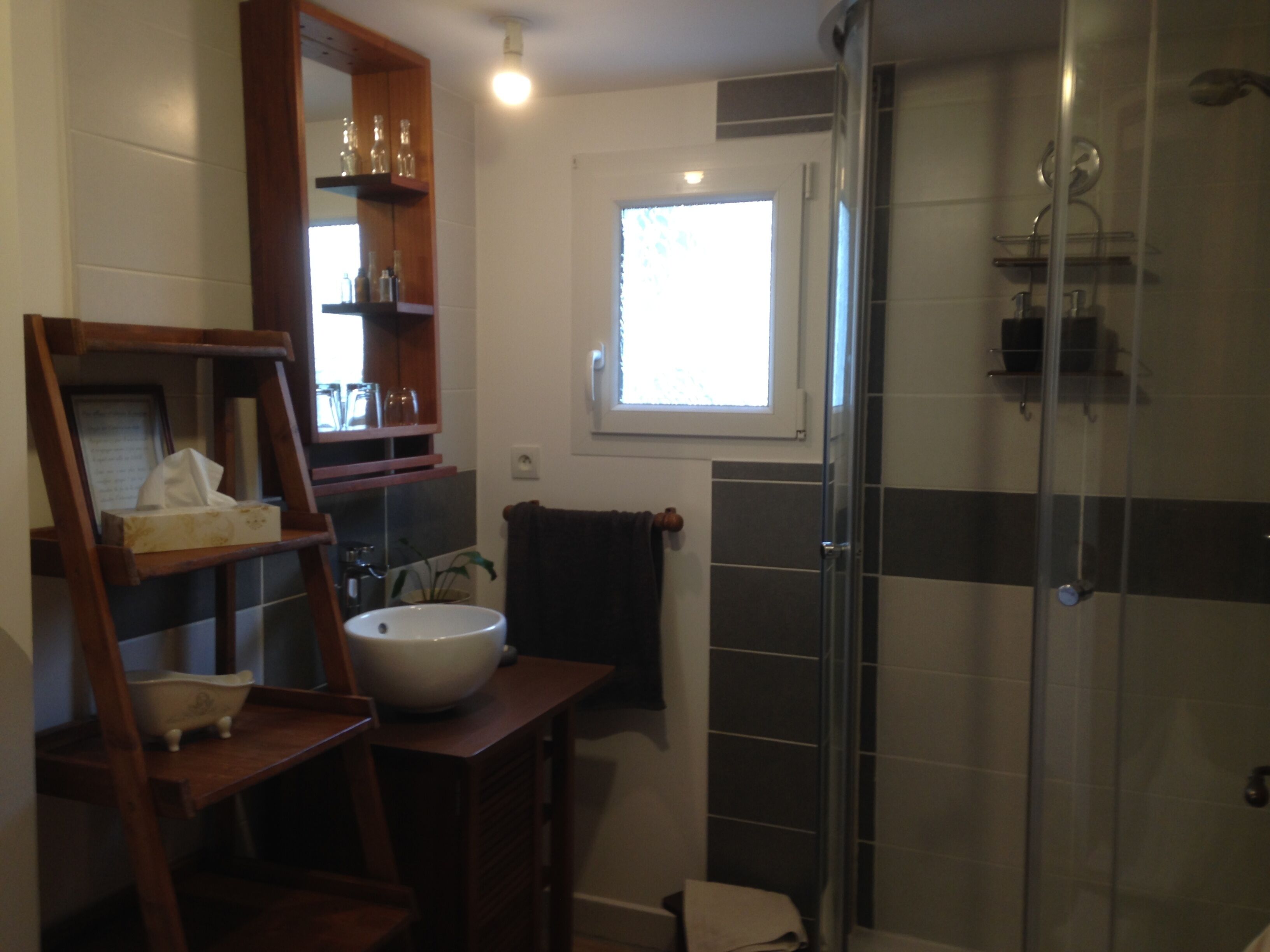 Een douche, gratis toiletartikelen, een haardroger, handdoeken