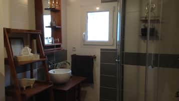 Een douche, gratis toiletartikelen, een haardroger, handdoeken