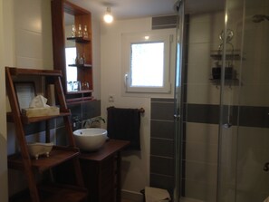Shower, free toiletries, hair dryer, towels - Chambres d'Hotes Hola (Laval)