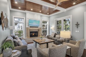 Smart TV, chimenea, tenis de mesa y libros 