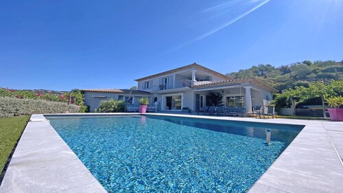 Villa for 10 people (8 adults max) - Private swimming pool - Air conditioning - WiFi - Golf view...