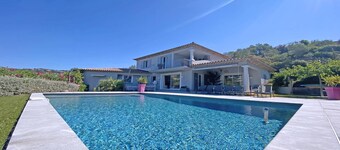 Villa for 10 people (8 adults max) - Private swimming pool - Air conditioning - WiFi - Golf view...