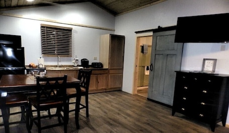 Restaurantes. Denali Wildlife Grizzly Cabin Luxury with a touch of Rustic..