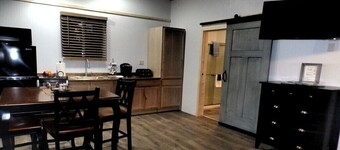 素朴な雰囲気のデナリワイルドライフグリズリーキャビンラグジュアリー