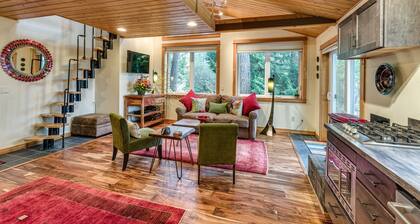 Cozy cottage nestled along Chuckanut trails close to Fairhaven/Larrabee St. Park