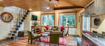 Cozy cottage nestled along Chuckanut trails close to Fairhaven/Larrabee St. Park