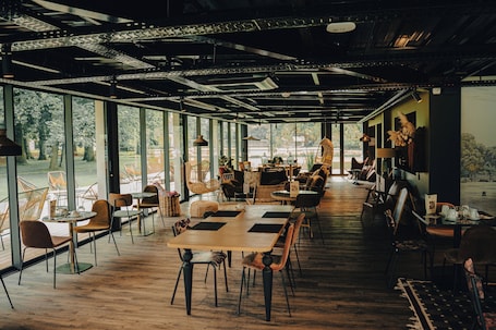 Restaurant. Hôtel Le Corbusson Laval Ouest