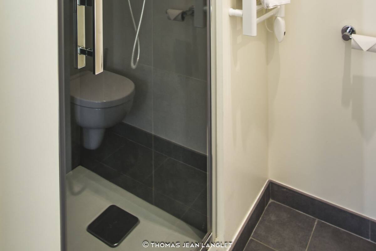 standard double room | bathroom shower
