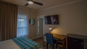 Màn/rèm cản sáng, bàn ủi/dụng cụ ủi quần áo 