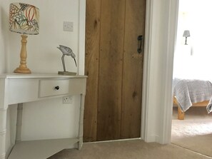 2 bedrooms, iron/ironing board, WiFi, bed sheets - Beautiful thatched country cottage, quiet countryside position . (Axminster)