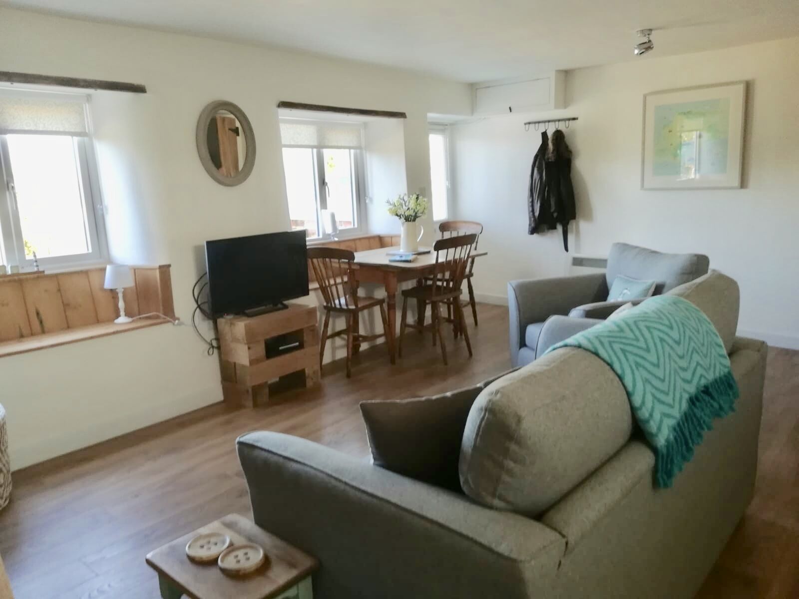 Una Smart TV, una chimenea, un reproductor de DVD