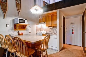 Fridge, microwave, oven, stovetop - (A210) Loft Condominiums (Yosemite National Park)