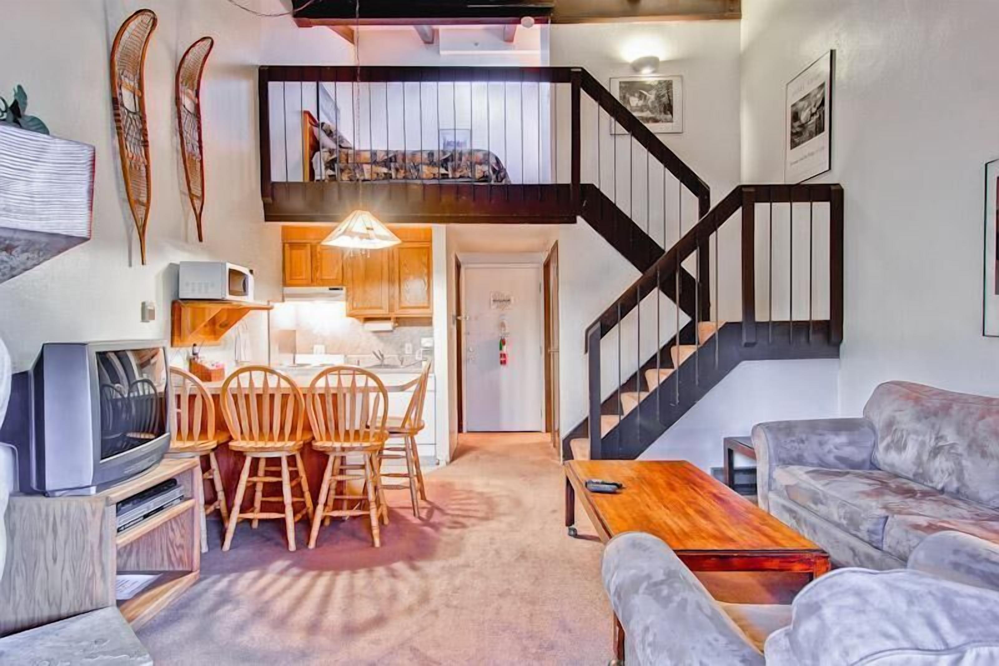 Televisie, een open haard en een dvd-speler