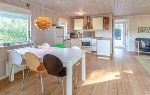 Fridge, microwave, stovetop, dishwasher - Cozy home in Asperup with house a panoramic view (Asperup)