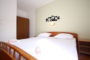 2 slaapkamers, een strijkplank/strijkijzer, wifi, beddengoed