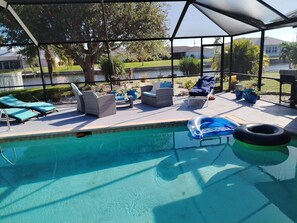 Alberca al aire libre y alberca climatizada