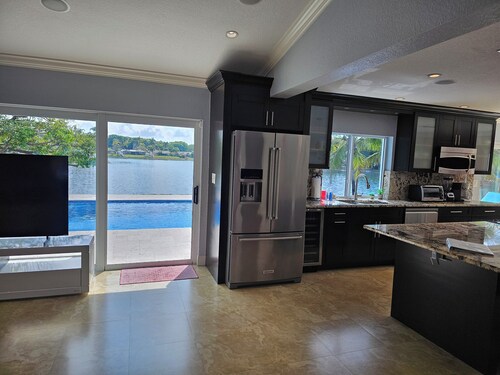 RESORT POOL HOME / LAKE VIEW