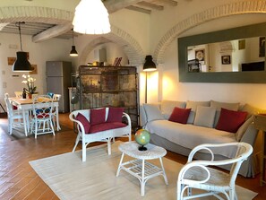 Älytelevisio, DVD-soitin, pöytätennispöytä, kirjoja