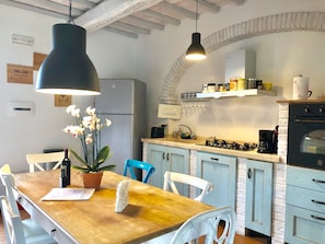 Frigorífico, horno, placa de cocina y lavavajillas